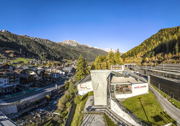     St. Anton am Arlberg mit Fokus auf den arl.park und den Bahnhof 